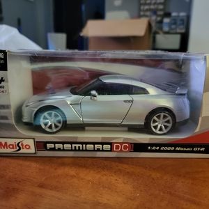 Maisto Premiere DC 1:24 scale Nissan GT-R model car.